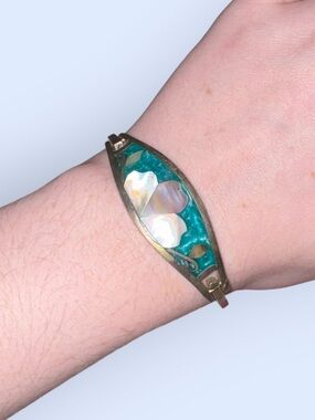 Vintage Mother of Pearl Flower Bracelet